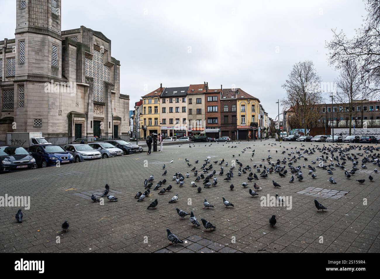 Square Saint Jean Baptiste, un quartiere multiculturale a Molenbeek, Bruxelles, DEC 31, 2024 Foto Stock