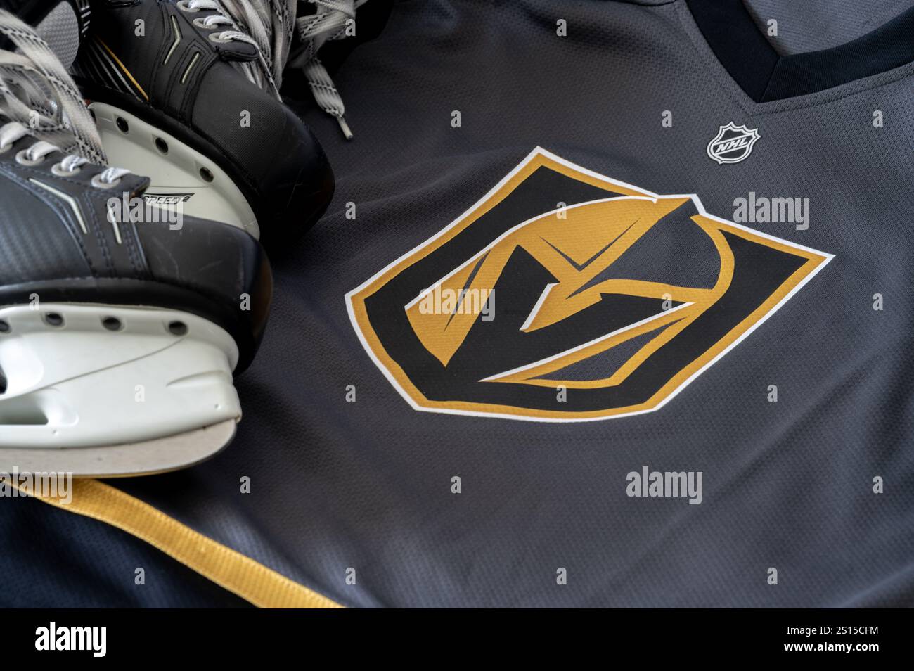 Calgary, Alberta - 26 settembre 2024: Dettaglio della maglia dei Vegas Golden Knights. I Golden Knights sono una squadra di hockey della NHL. Foto Stock
