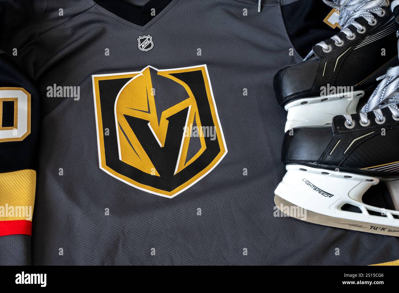 Calgary, Alberta - 26 settembre 2024: Dettaglio della maglia dei Vegas Golden Knights. I Golden Knights sono una squadra di hockey della NHL. Foto Stock