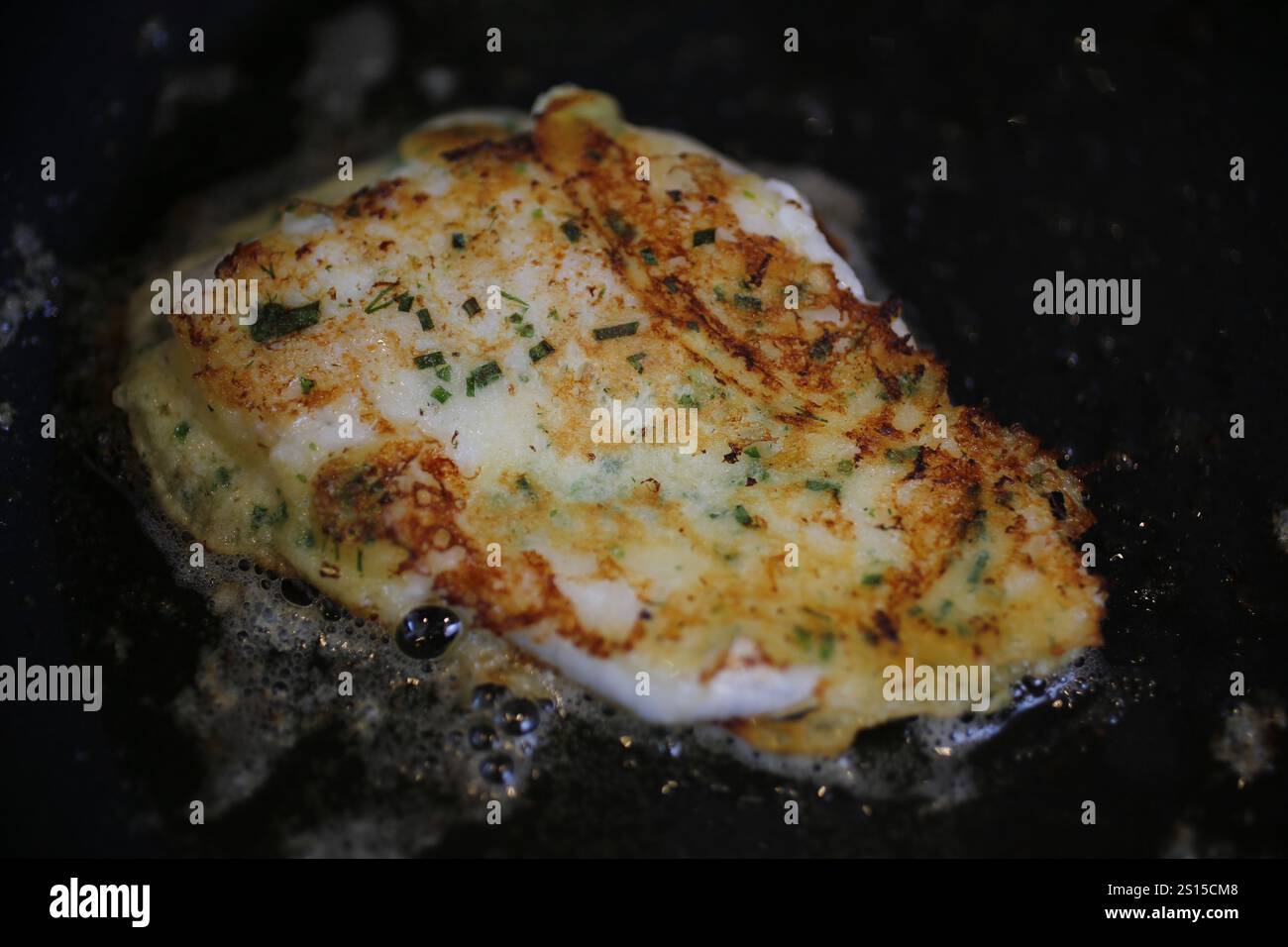 Cucina sveva, preparazione di filetto di pesce bianco del lago di Costanza in frittelle alle erbe con cavolo cremoso, crauti, piatto di pesce, frittura di pesce bianco in una Foto Stock