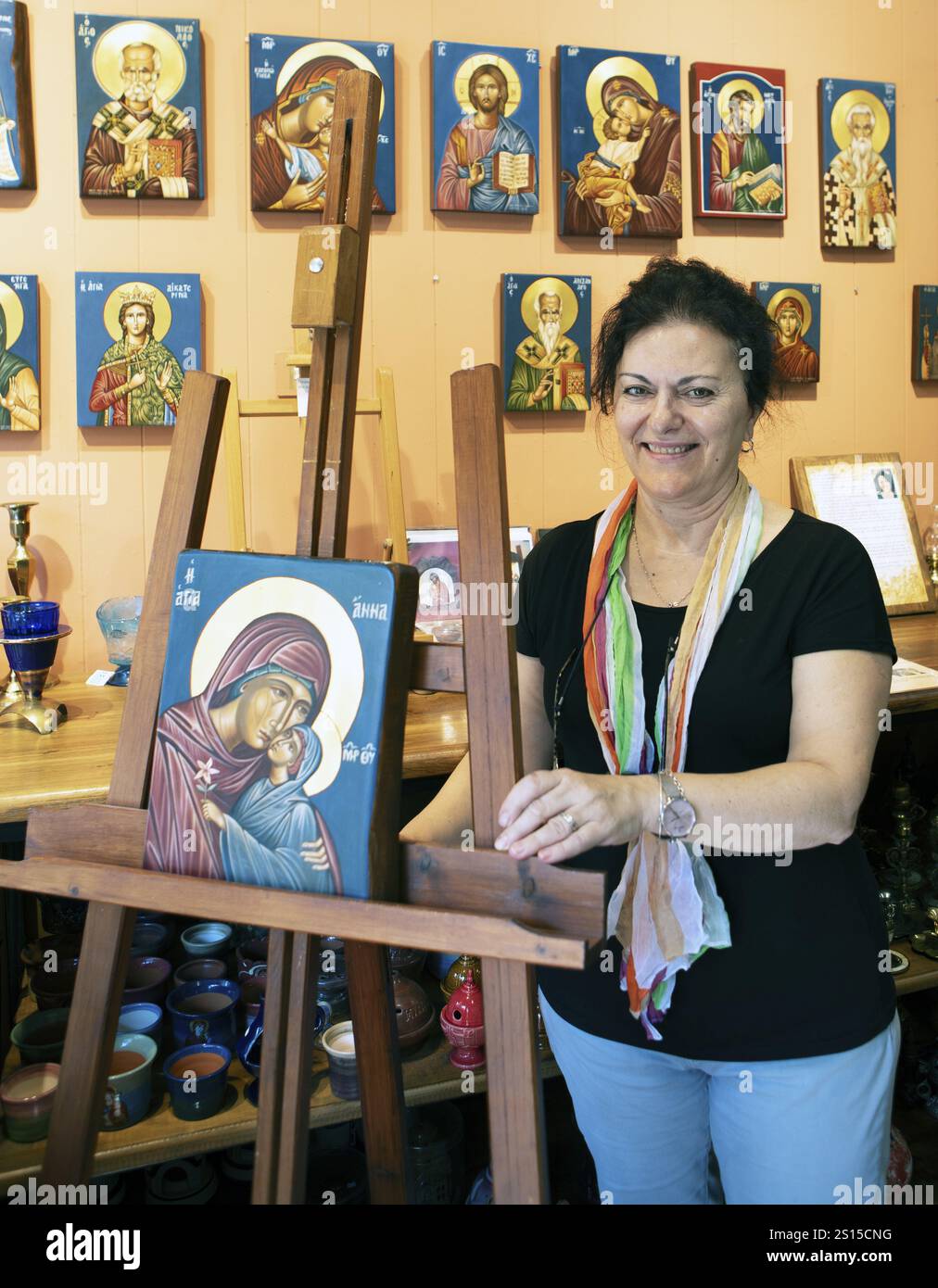 Pittrice greca, 58 anni, nel suo studio, Mystras o Mistra, Laconia, Peloponneso, Grecia, Europa Foto Stock