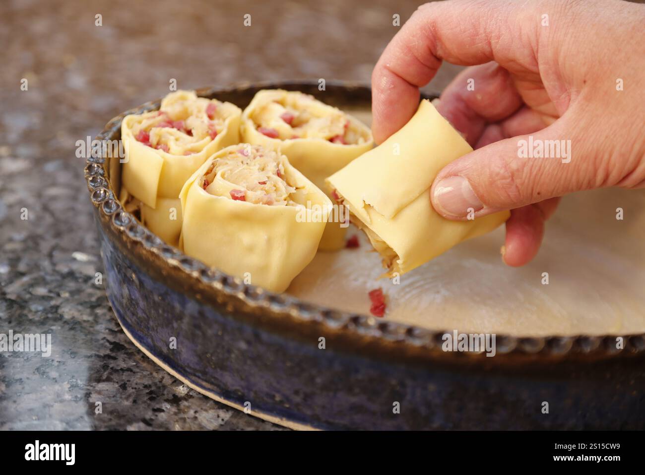 Cucina sveva, preparazione di Krautkrapfen, Svevia Mehlsaeck, pasta ripiena pancake con crauti e carne affumicata in casseruola, sostanziosa, s Foto Stock