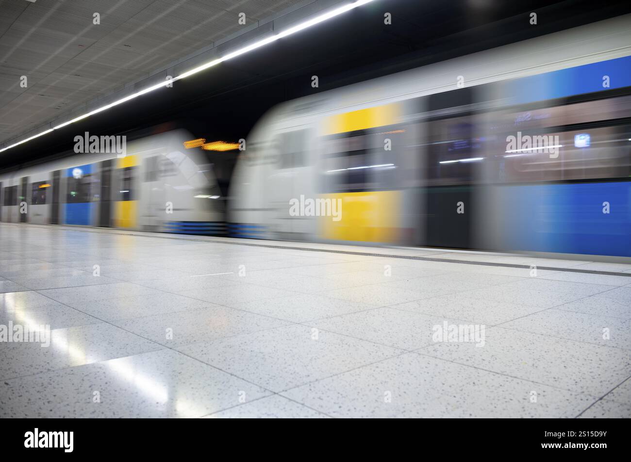 Ingresso sotterraneo S-Bahn, treno, Generation 2024, piattaforma, fermata, stazione centrale, trasporti pubblici, effetto movimento, Stoccarda, Baden-Wuerttemberg, germe Foto Stock