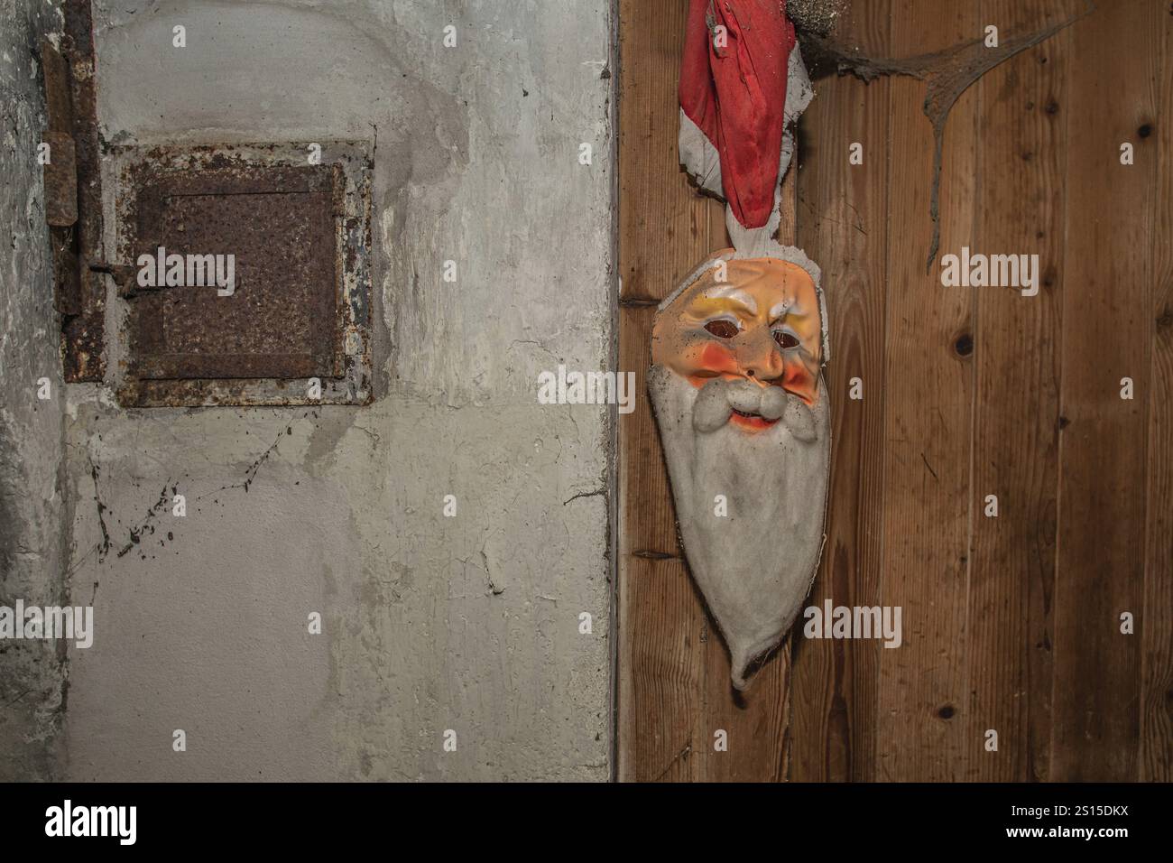 Impressioni dalla cucina in una casa colonica vecchia di 300 anni che è stata disabitata per decenni e da allora è stata demolita, Kriens, luce Foto Stock