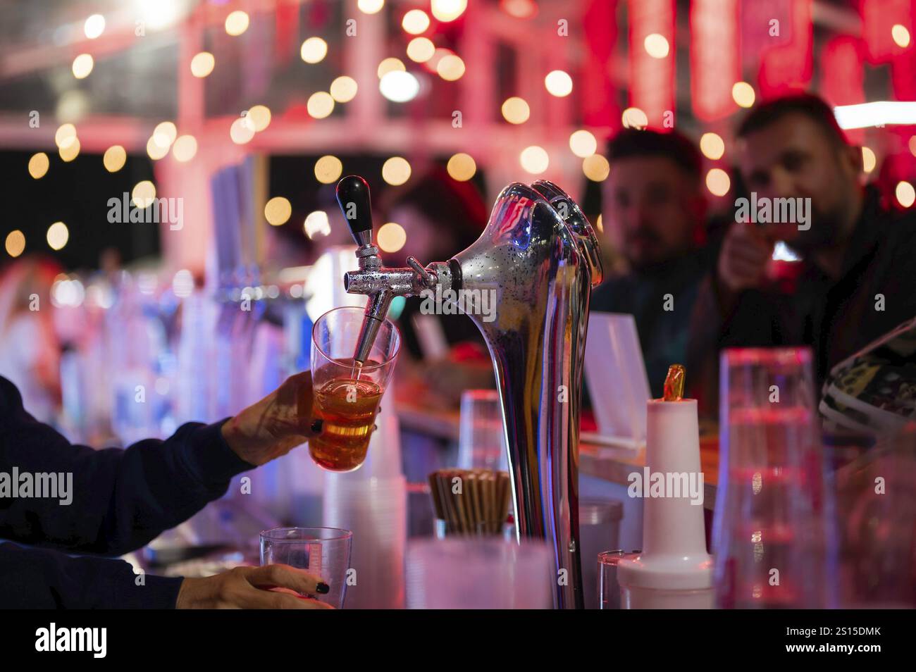 Versare birra alla spina in una tazza in un pub Foto Stock
