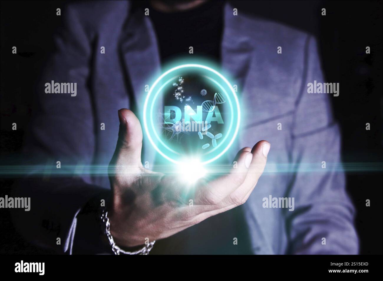 Ricerca e sviluppo sul DNA. Persona d'affari irriconoscibile che tiene una palla con il simbolo del dna. Foto Stock