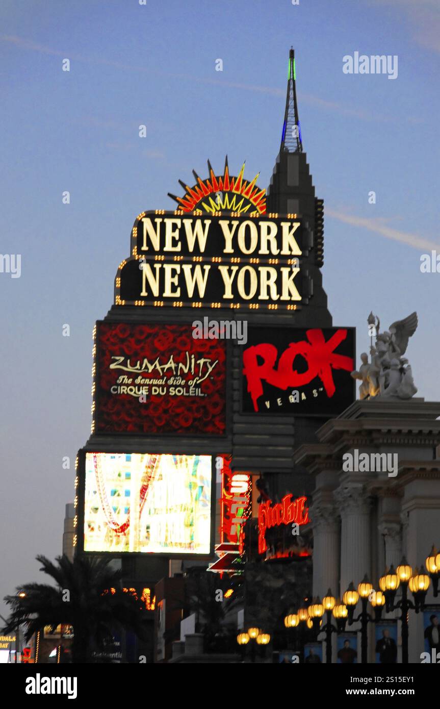Las Vegas, Nevada, Stati Uniti, Nord America, insegne illuminate e insegne al neon per New York New York e altri spettacoli a Las Vegas, Las Vegas Strip, North Ame Foto Stock