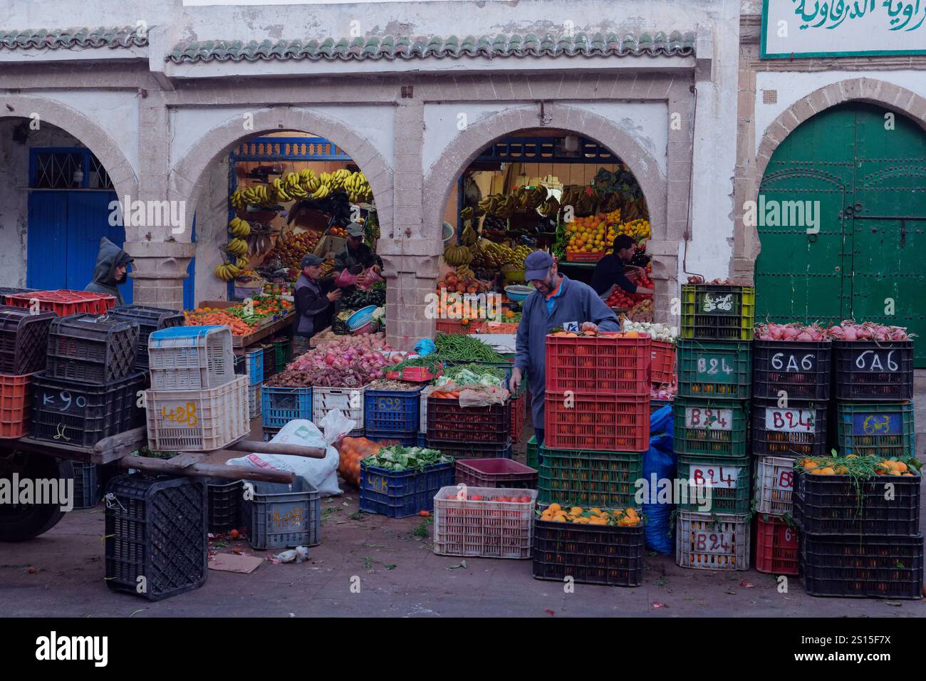 Venditori con casse di prodotti al mercato di Medina una mattina nella città di Essaouira, 31 dicembre 2024 Foto Stock