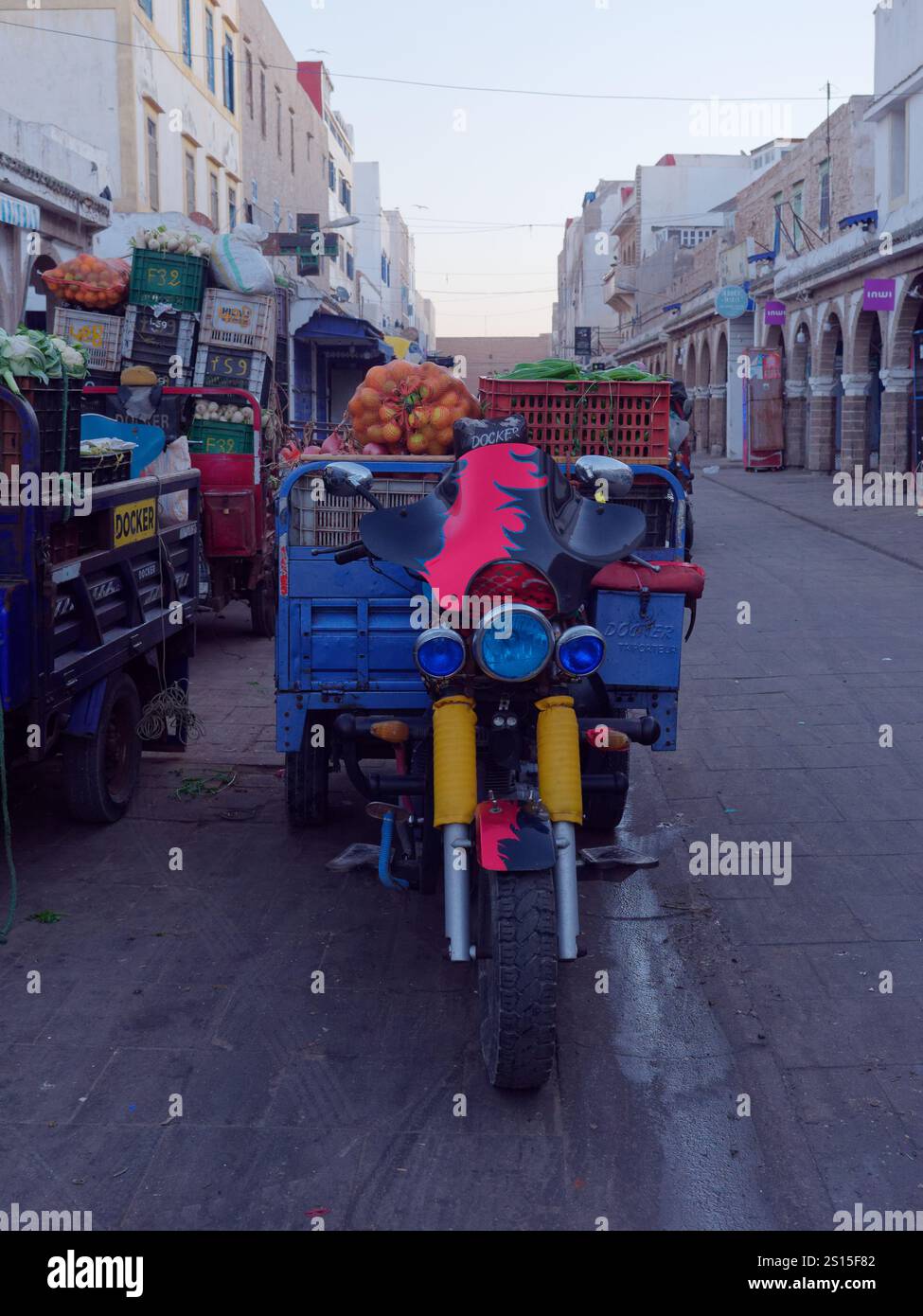 Biciclette a motore che trasportano carretti di prodotti nel mercato della Medina al mattino. Essaouira, 31 dicembre 2024 Foto Stock