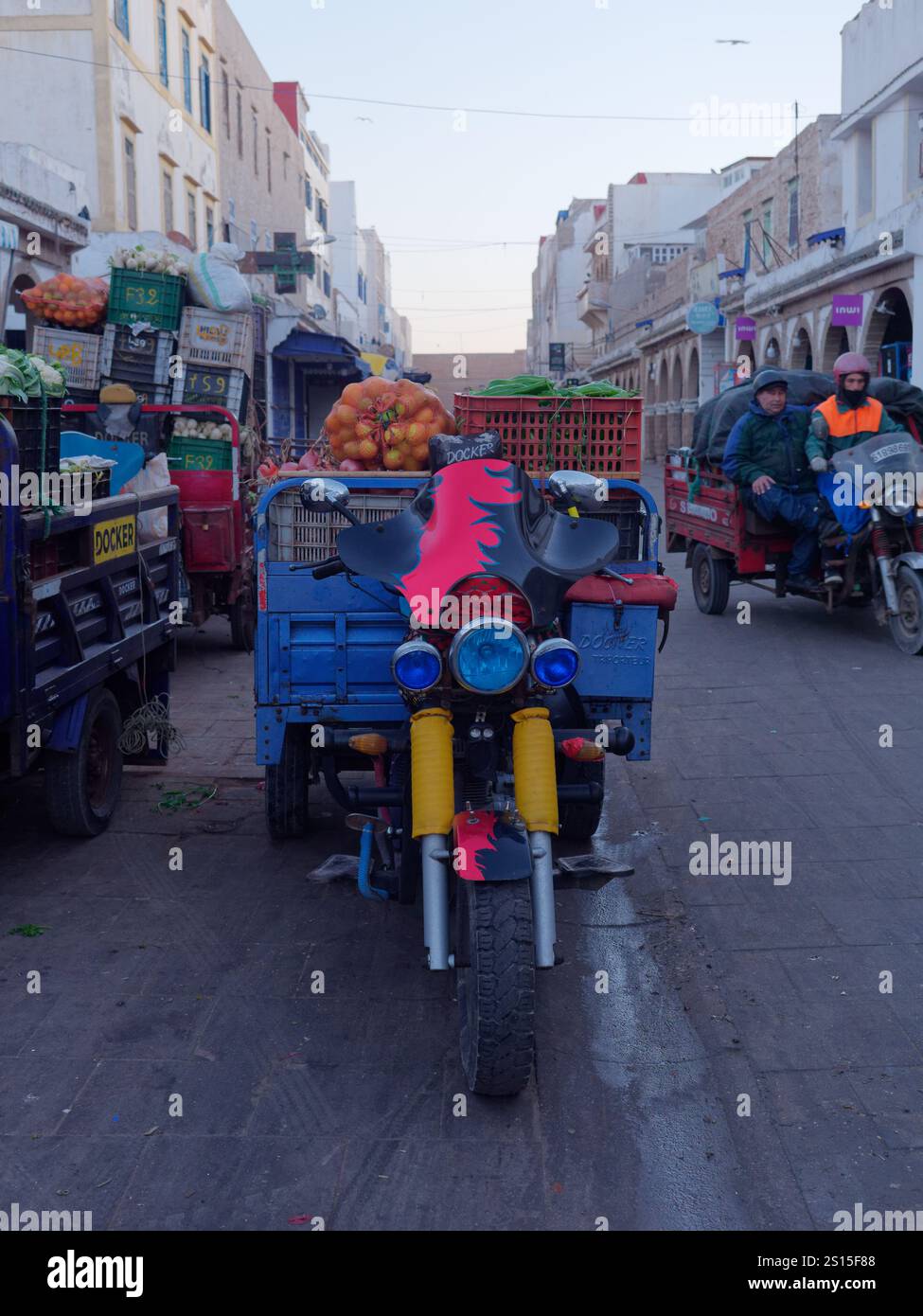 Biciclette a motore che trasportano carretti di prodotti nel mercato della Medina al mattino. Essaouira, 31 dicembre 2024 Foto Stock