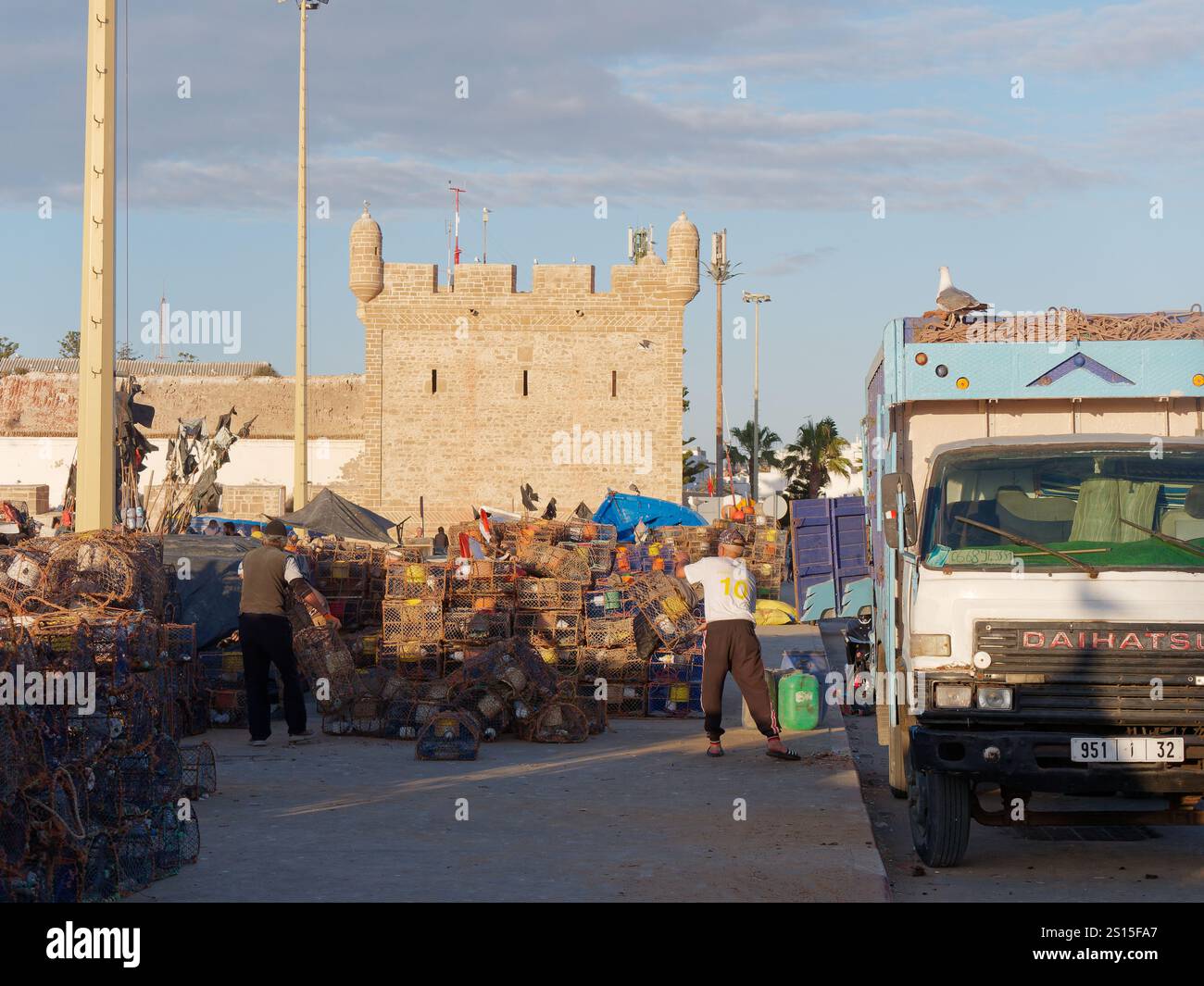 Reti da pesca scaricate al porto con forte dietro la città di Essaouira, 31 dicembre 2024 Foto Stock