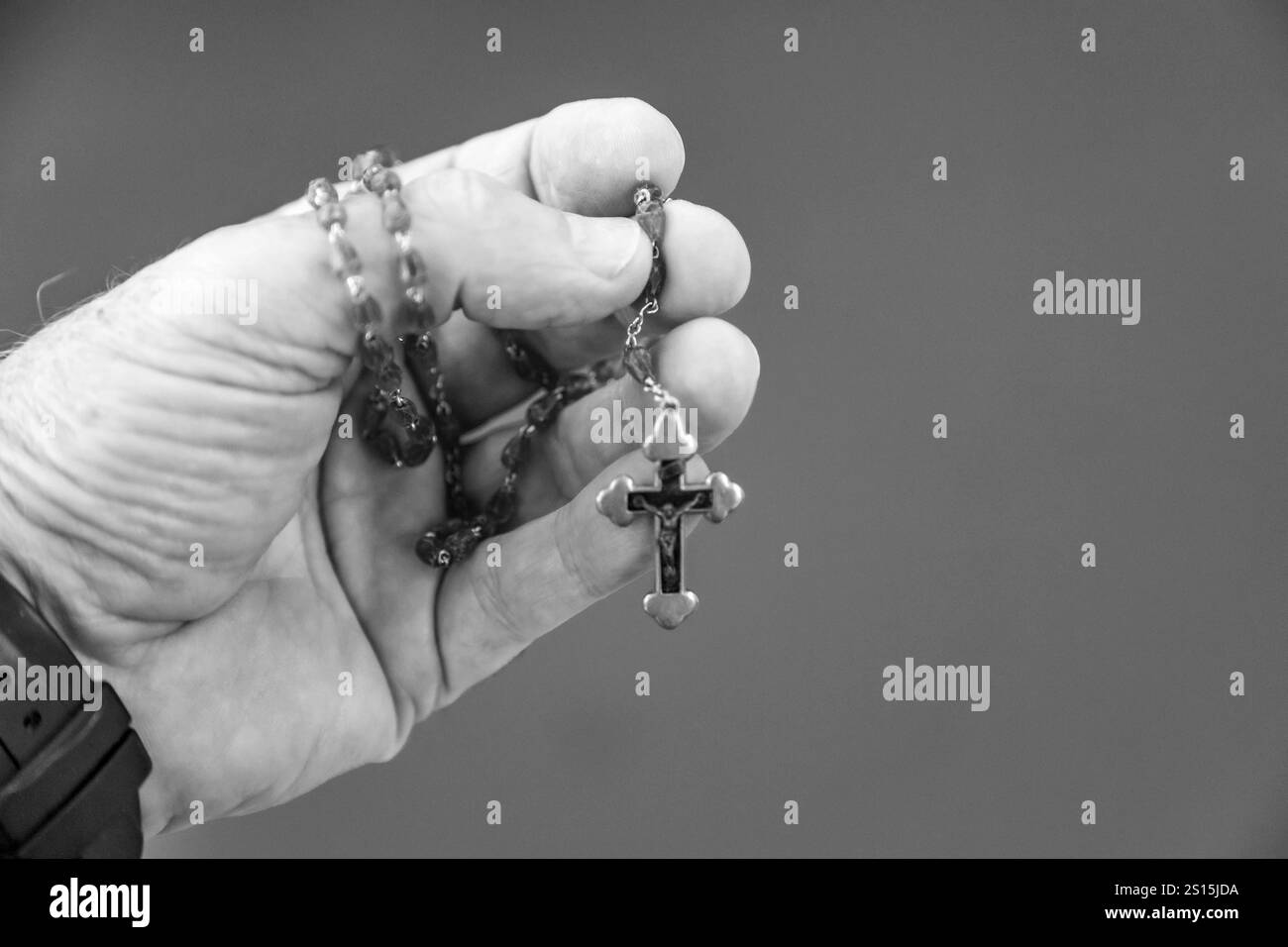 Foto creativa di un rosario cattolico con ​​beads rosso rubino Foto Stock