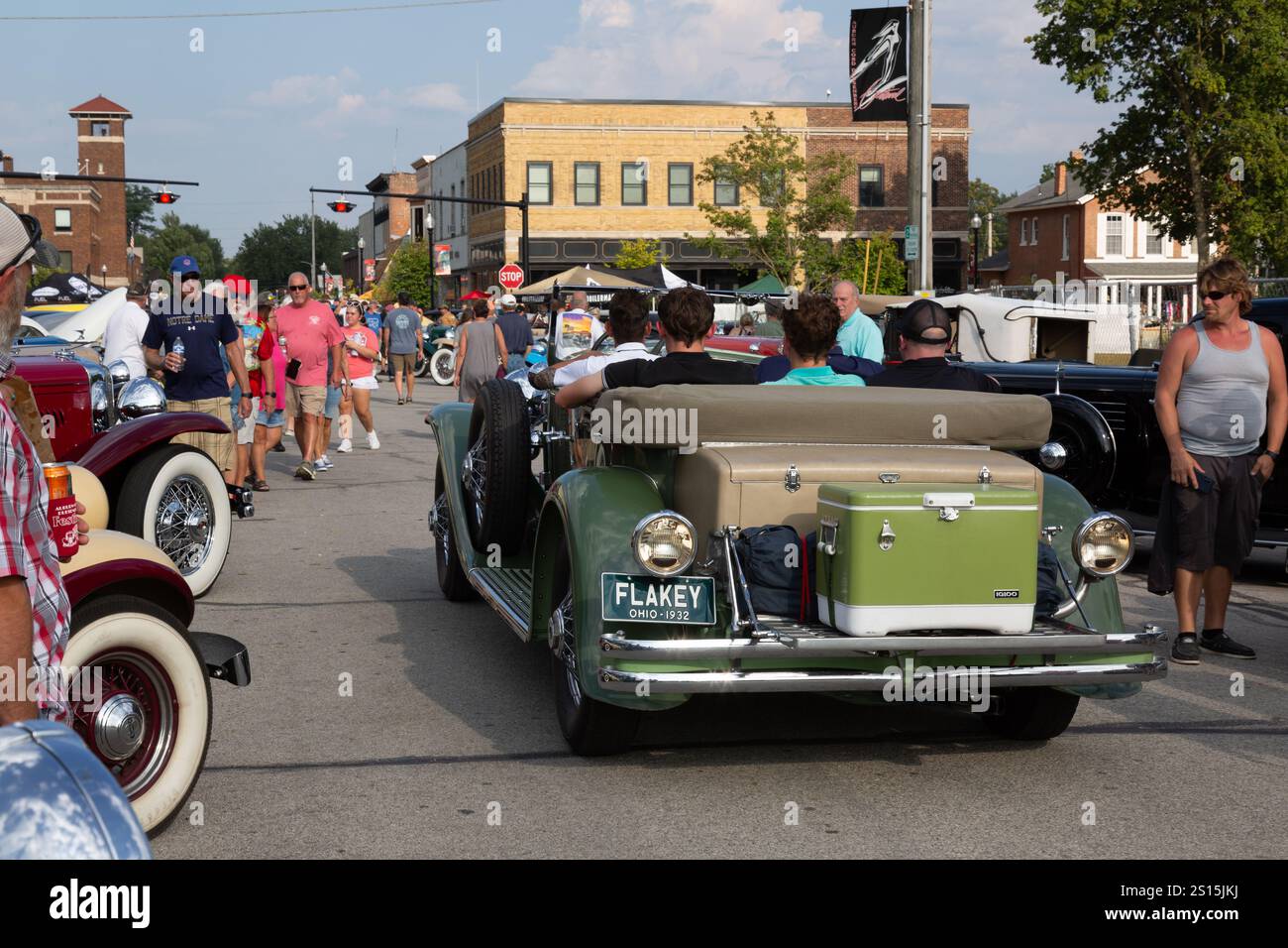 Una cabriolet Duesenberg verde del 1932 viene guidata attraverso un affollato salone di auto durante l'ACD Festival nel centro di Auburn, Indiana, Stati Uniti. Foto Stock