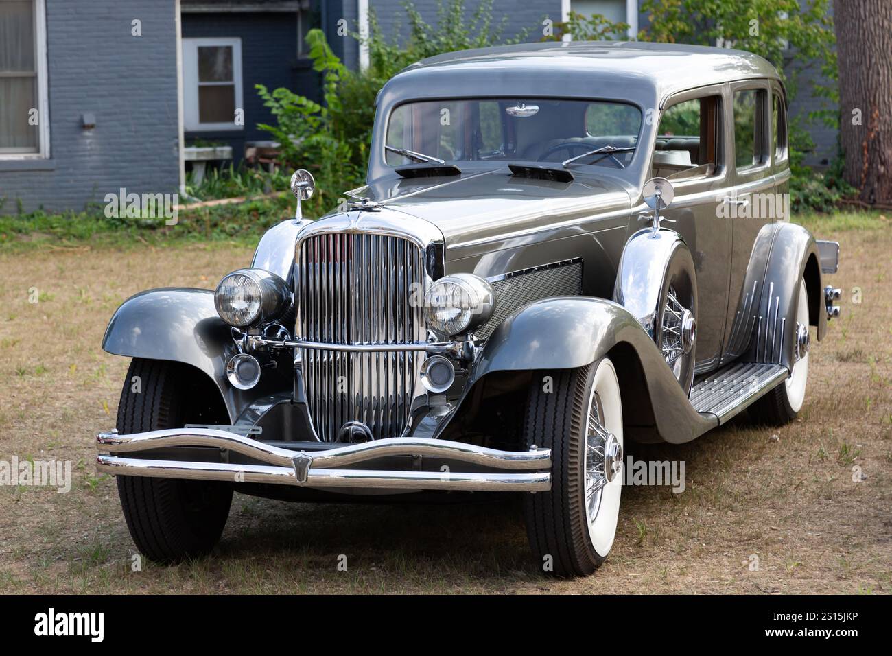 Una berlina grigia Duesenberg del 1934 parcheggiata nell'erba di Auburn, Indiana, USA. Foto Stock