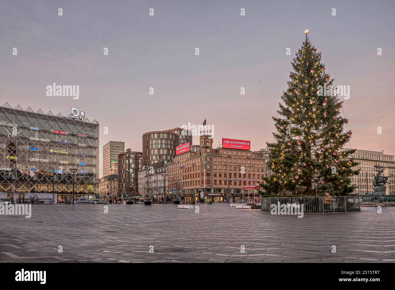 Piazza del Municipio a Copenaghen con un albero di natale alla luce del mattino presto, Danimarca, 12 dicembre 2024 Foto Stock