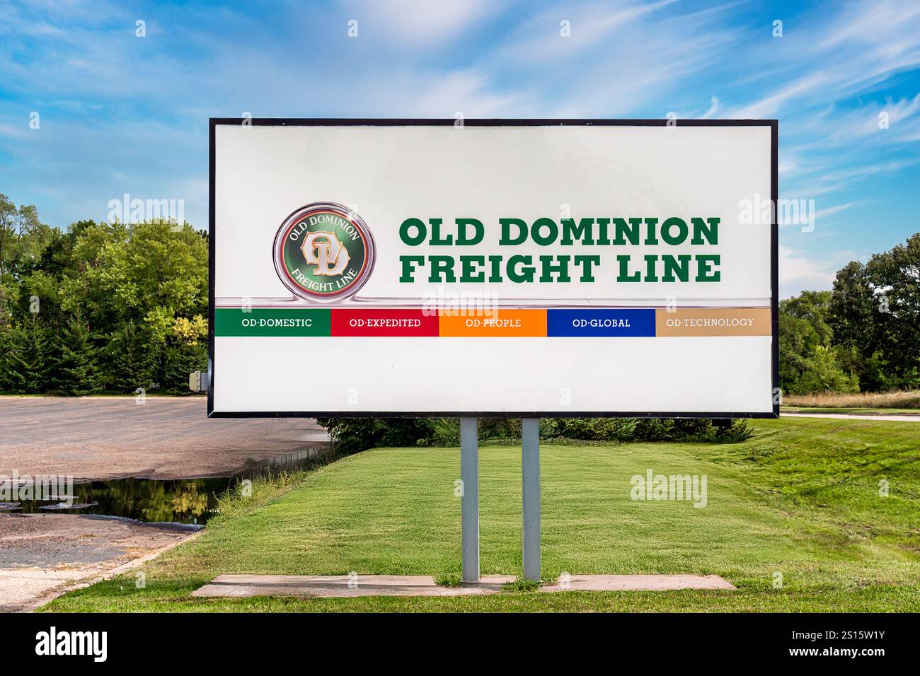 ST PAUL, Minnesota, Stati Uniti, 13 SETTEMBRE 2020: Old Dominion Freight Line Transport Cargo line, cartello centrale e logo del marchio. Foto Stock