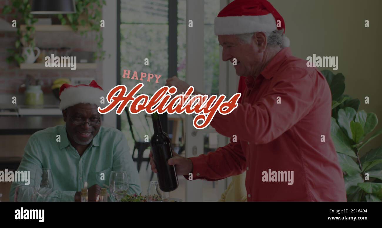 Immagine del messaggio di auguri di natale su amici anziani diversi al tavolo del pasto di natale Foto Stock