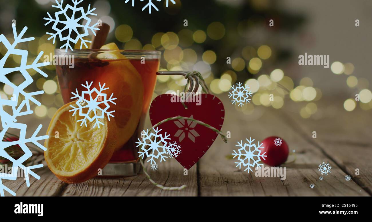 Immagine di neve che cade sopra il drink e le decorazioni di natale Foto Stock