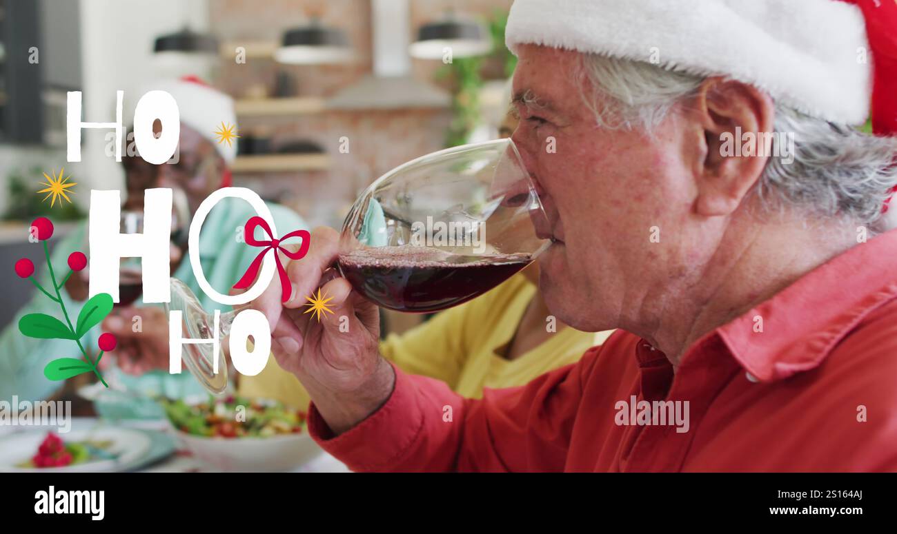 Immagine del messaggio di auguri di natale su amici anziani diversi al tavolo del pasto di natale Foto Stock