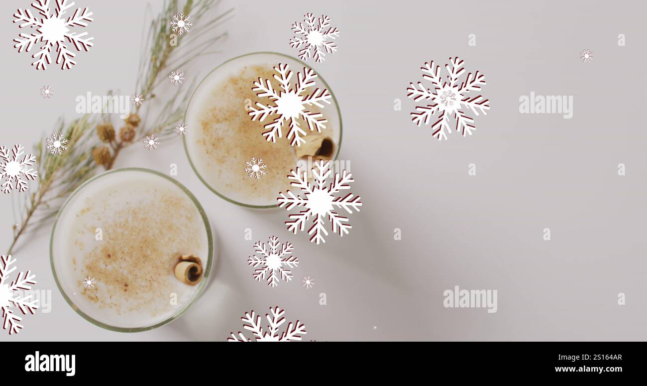 Immagine di neve che cade sopra le bevande e la decorazione di natale Foto Stock