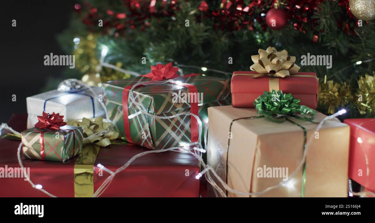 I regali avvolti si trovano sotto un albero di Natale natalizio, con spazio per le copie Foto Stock