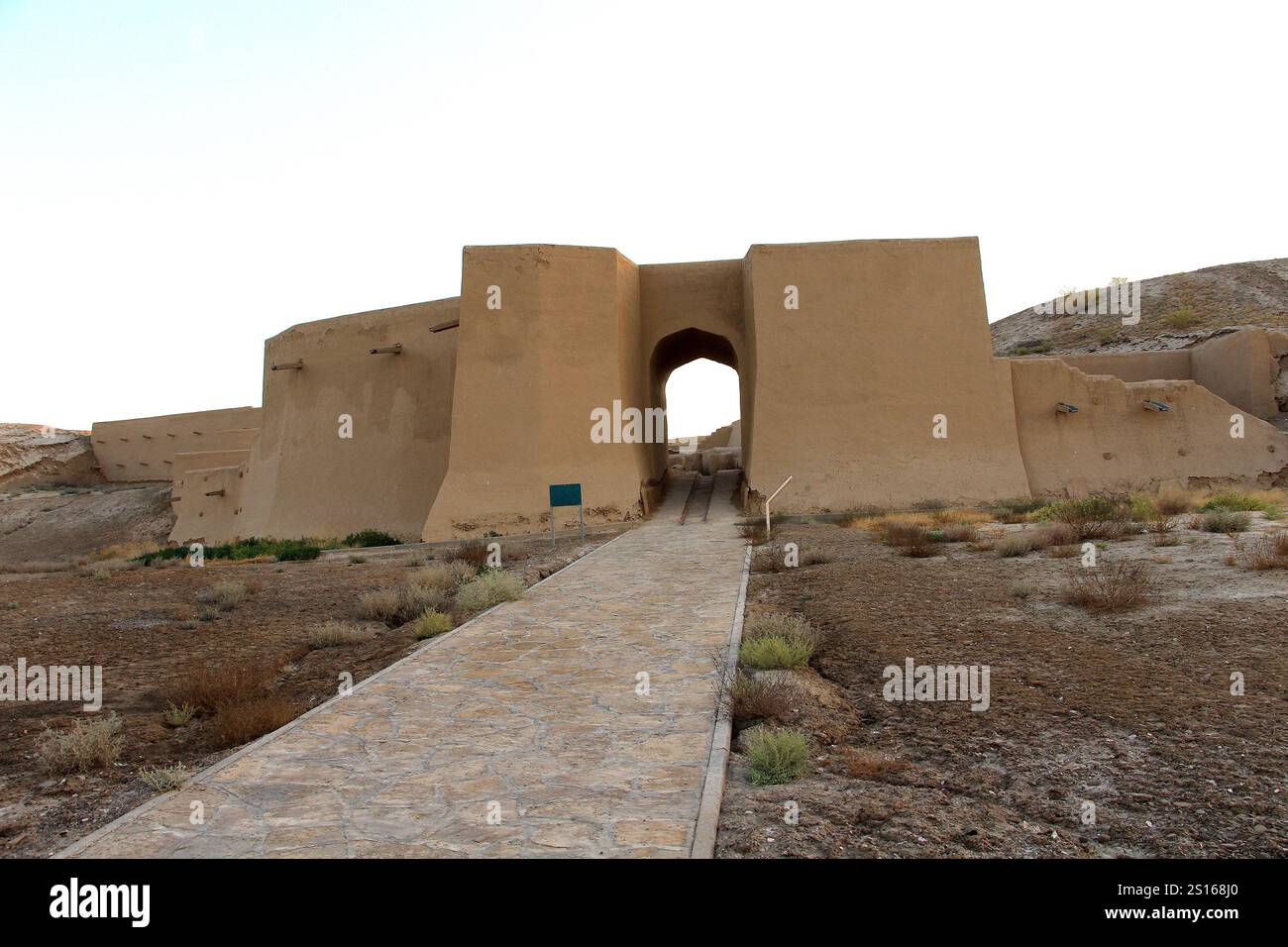 La storica città di Otrar fu distrutta dal sovrano mongolo Gengis Khan. Mura e cancello d'ingresso del Castello di Otrar. Turkestan, Kazakistan. Foto Stock