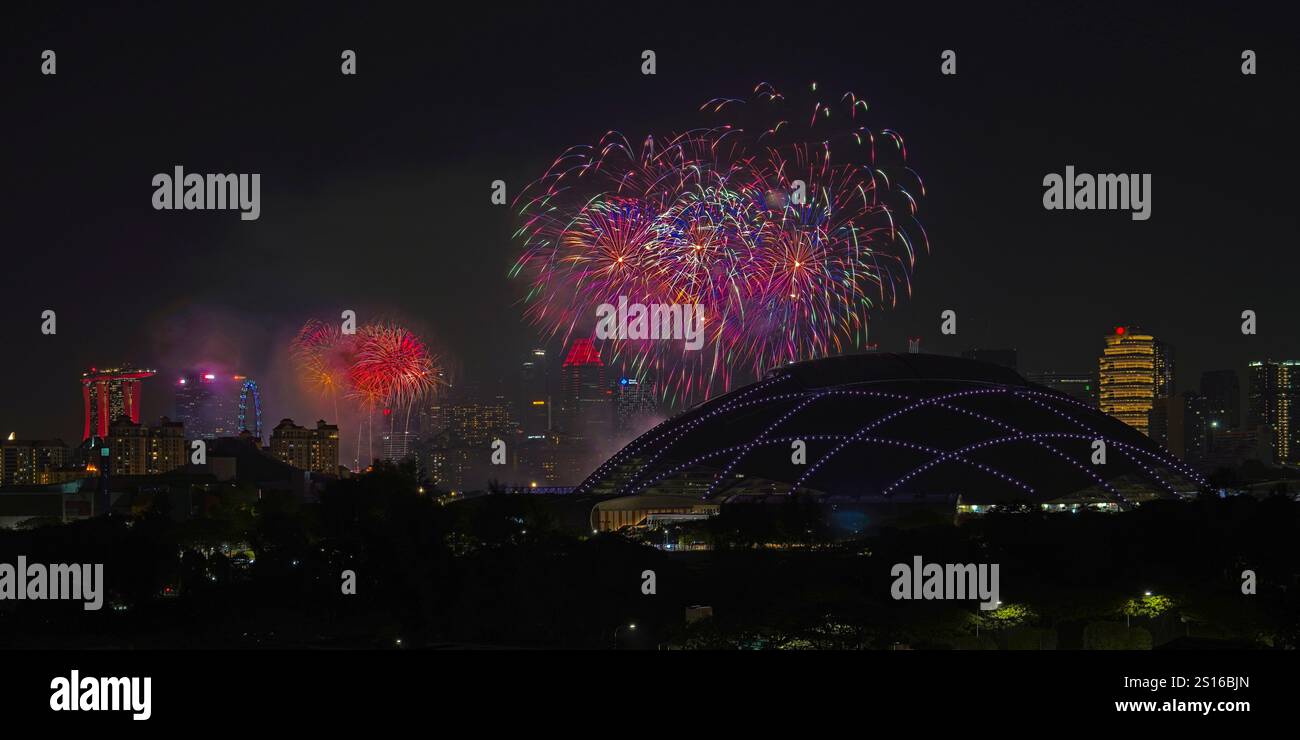 Conto alla rovescia fino al 2025 e spettacolo pirotecnico più spettacolare allo Sports Hub e a Marina Bay per inaugurare il nuovo anno. Foto Stock