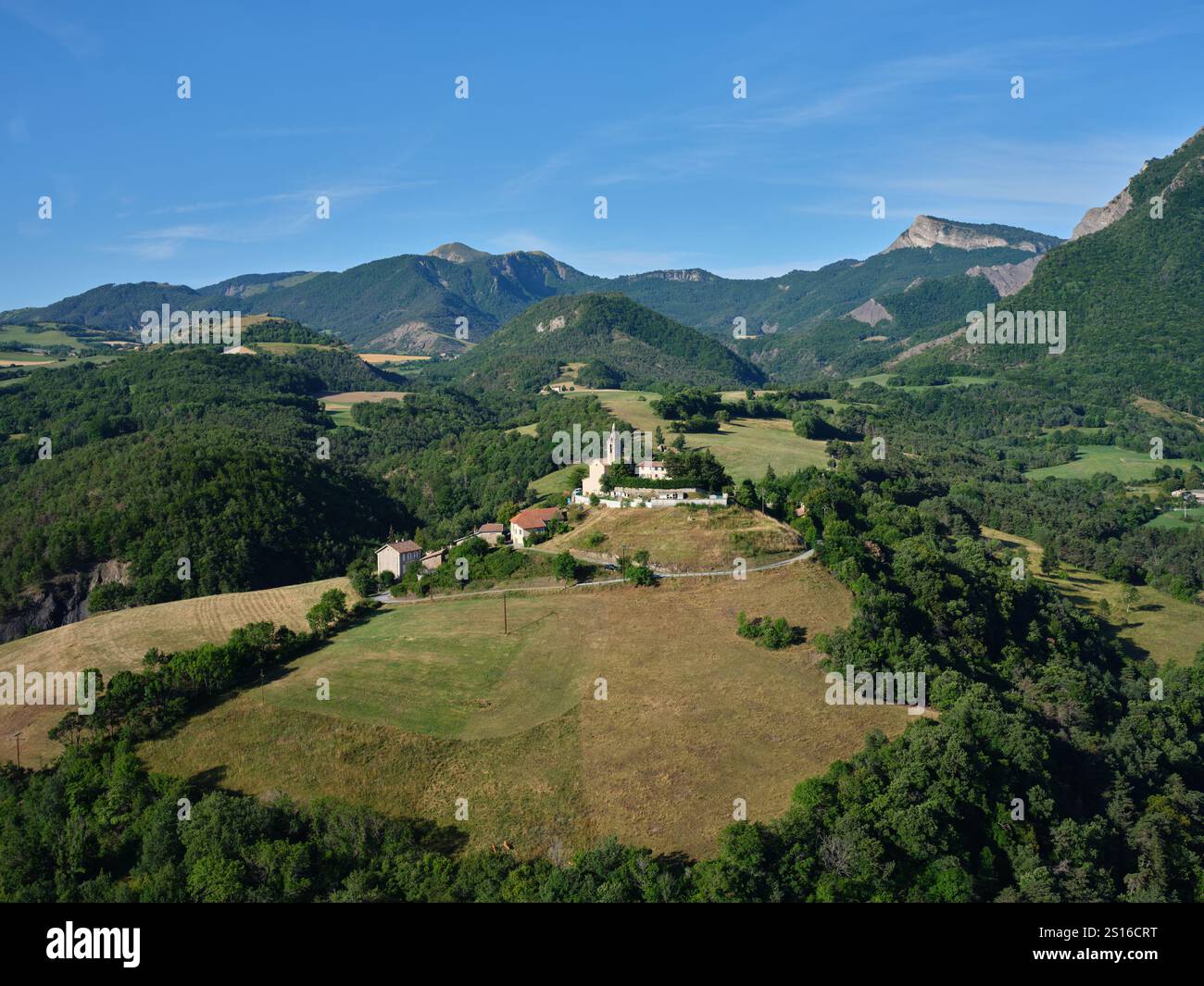 VISTA AEREA. Frazione collinare di Bellaffaire in una zona scarsamente popolata delle Alpi francesi. Alpes-de-Haute-Provence, Francia. Foto Stock
