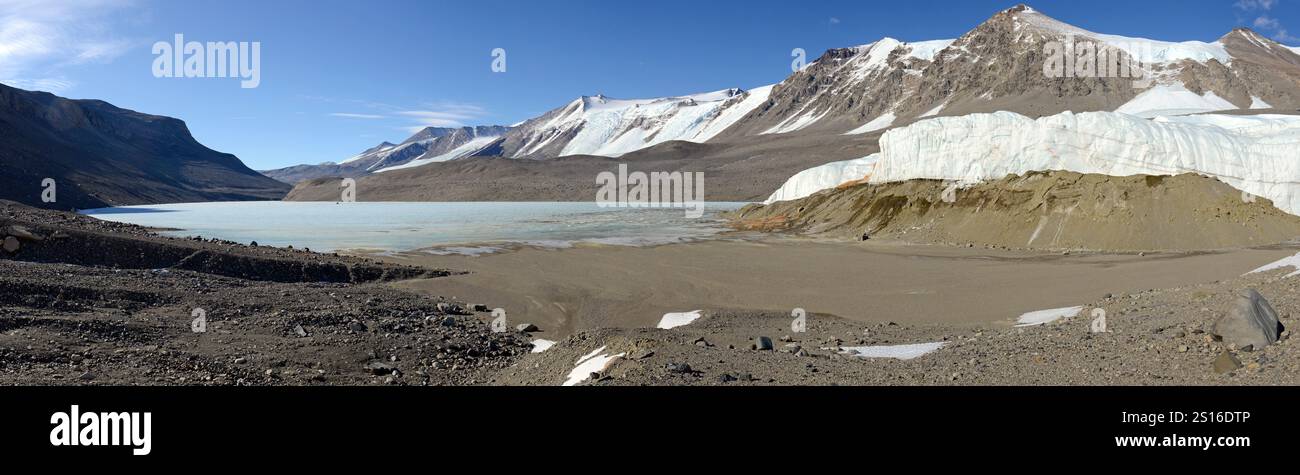 Il lago Bonney si trova sotto il ghiacciaio Taylor, la Taylor Valley, le McMurdo Dry Valleys, Antartide Foto Stock