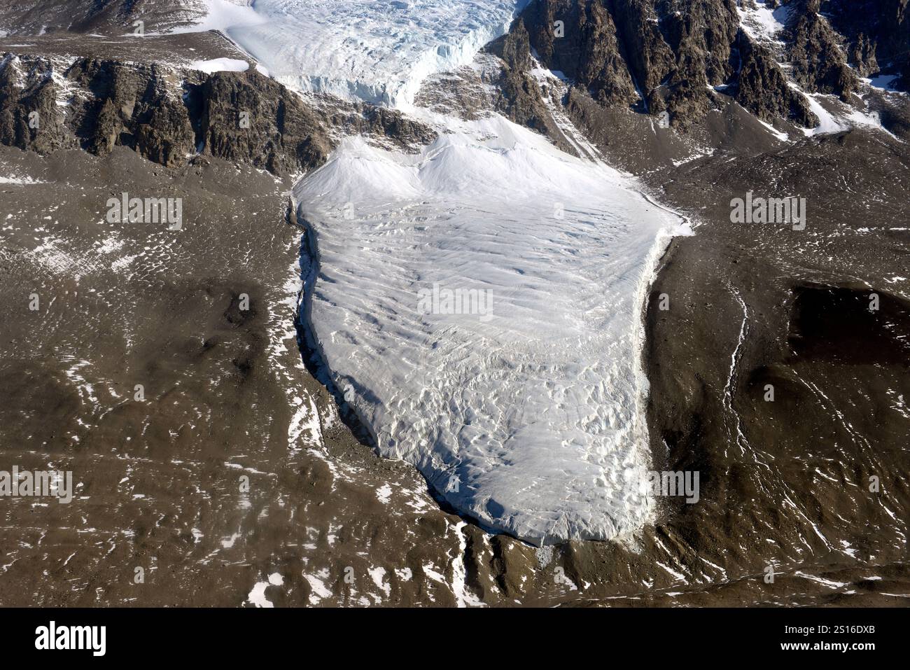 Piccolo ghiacciaio sopra il lago Bonney nella Taylor Valley, McMurdo Dry Valleys, Antartide Foto Stock