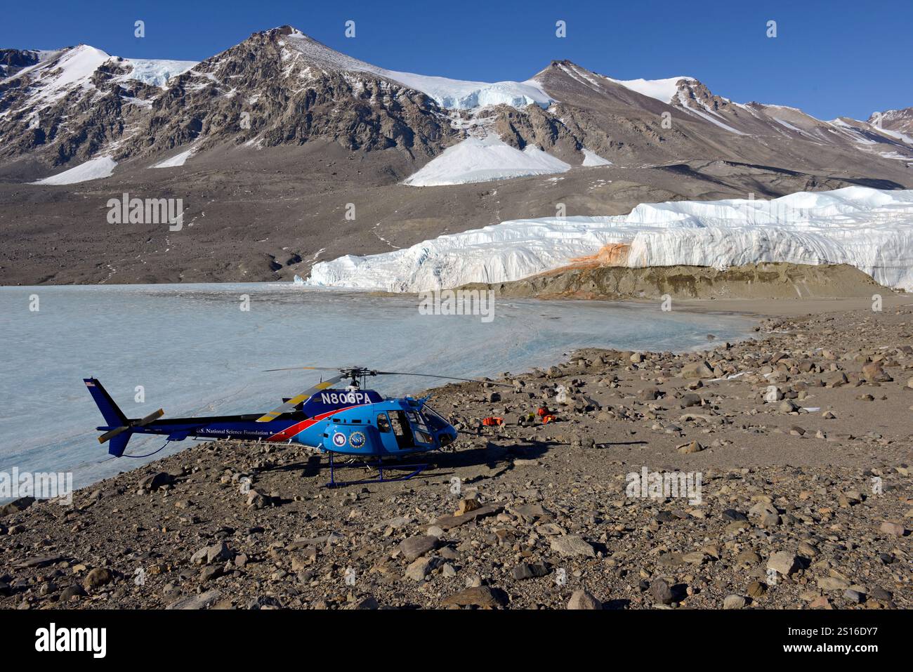 Cascate di sangue è un colore rossastro salato ricco di ferro scarica che emerge dal ghiacciaio di Taylor,Taylor Valley, McMurdo aride vallate, Antartide Foto Stock