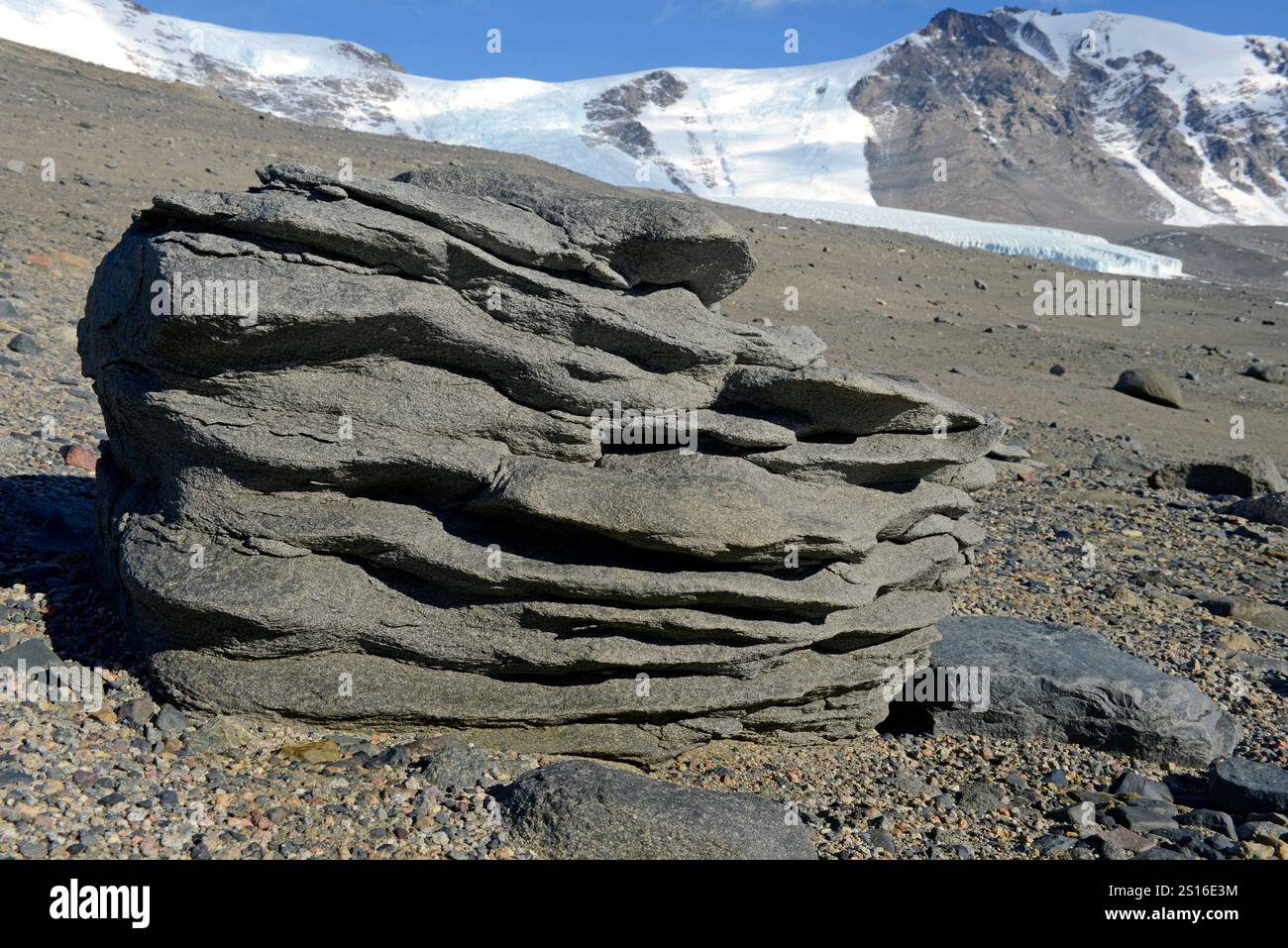 Roccia sabbiata dal vento, o ventifact, nella Taylor Valley, McMurdo Dry Valleys, Antartide. Foto Stock
