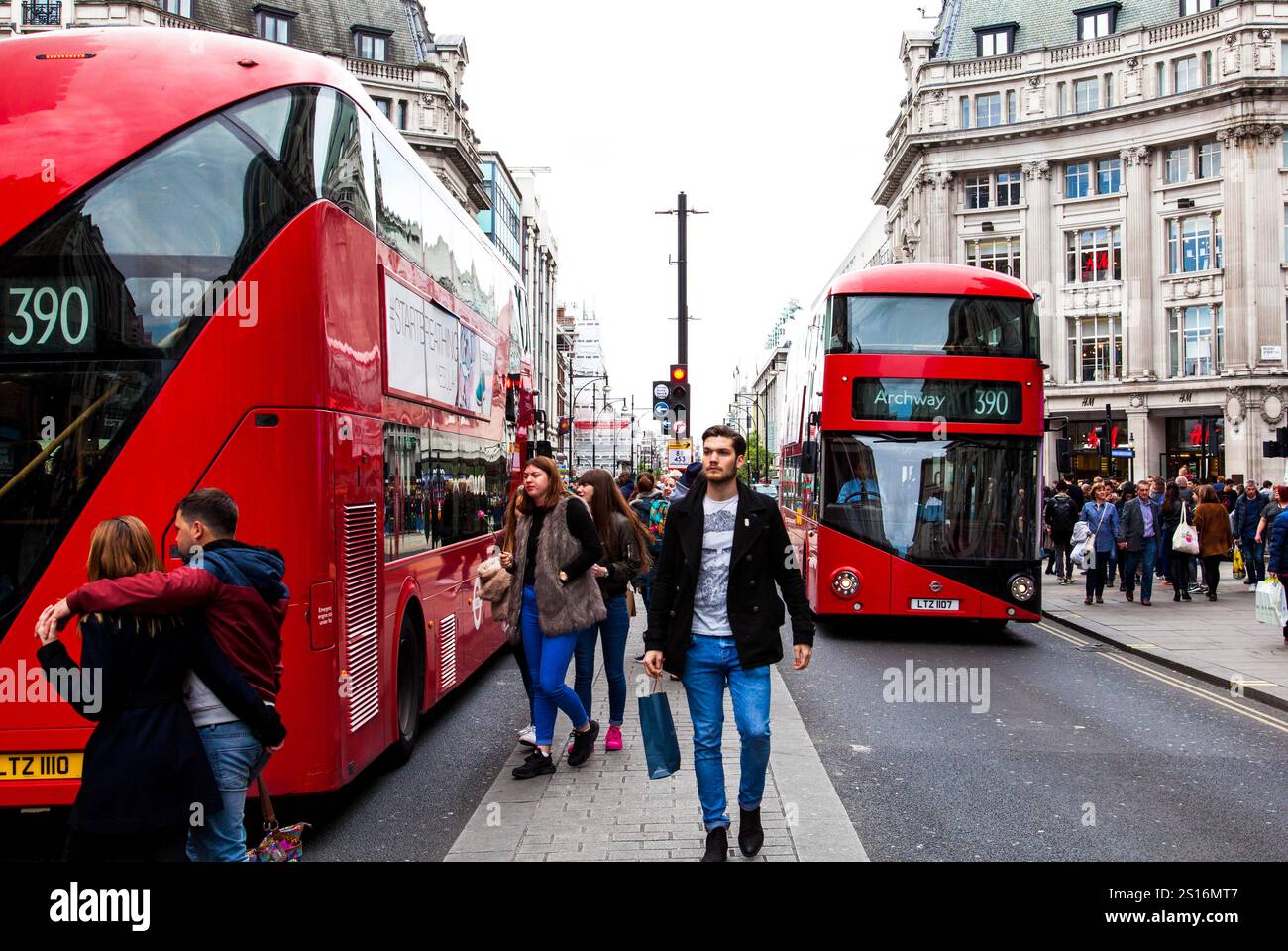 Pedoni e autobus in un trafficato Oxford Circus. Londra, Inghilterra, Regno Unito Foto Stock