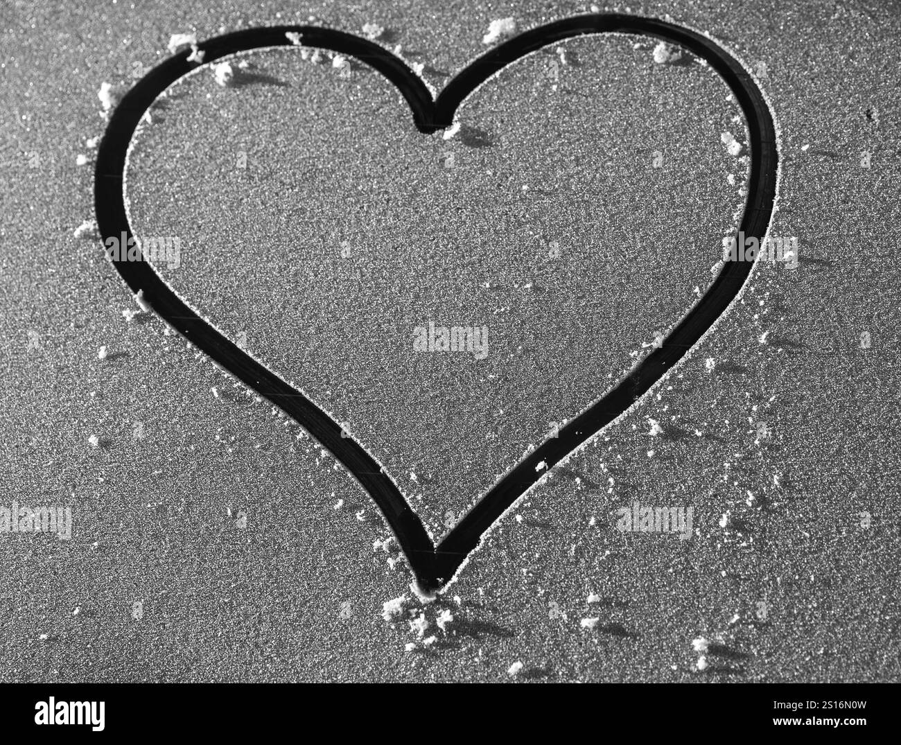 Frozen Love: Heart Shape sulla cornice della finestra ghiacciata. Foto Stock