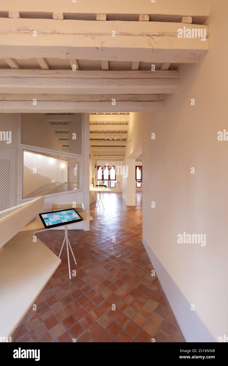 Place, Spagna - Data, ottobre 2023: Una vista all'interno di Casa Vicens che mostra la sua architettura e il suo design unici. Foto Stock