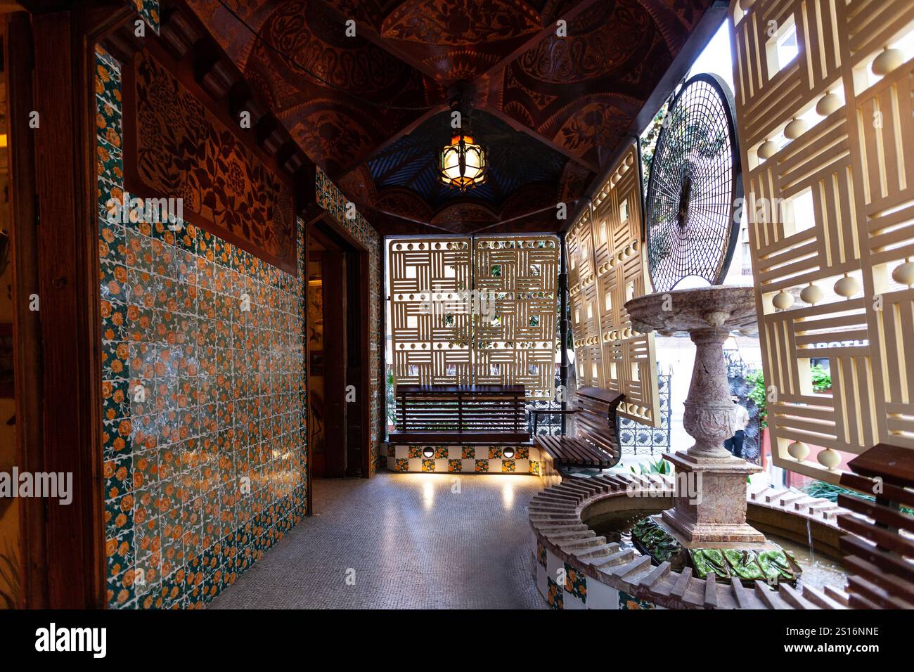 Place, Spagna - ottobre 2023: La Casa Vicens di Gaudí presenta piastrelle vivaci e elaborati disegni in legno, mettendo in risalto elementi architettonici unici Foto Stock
