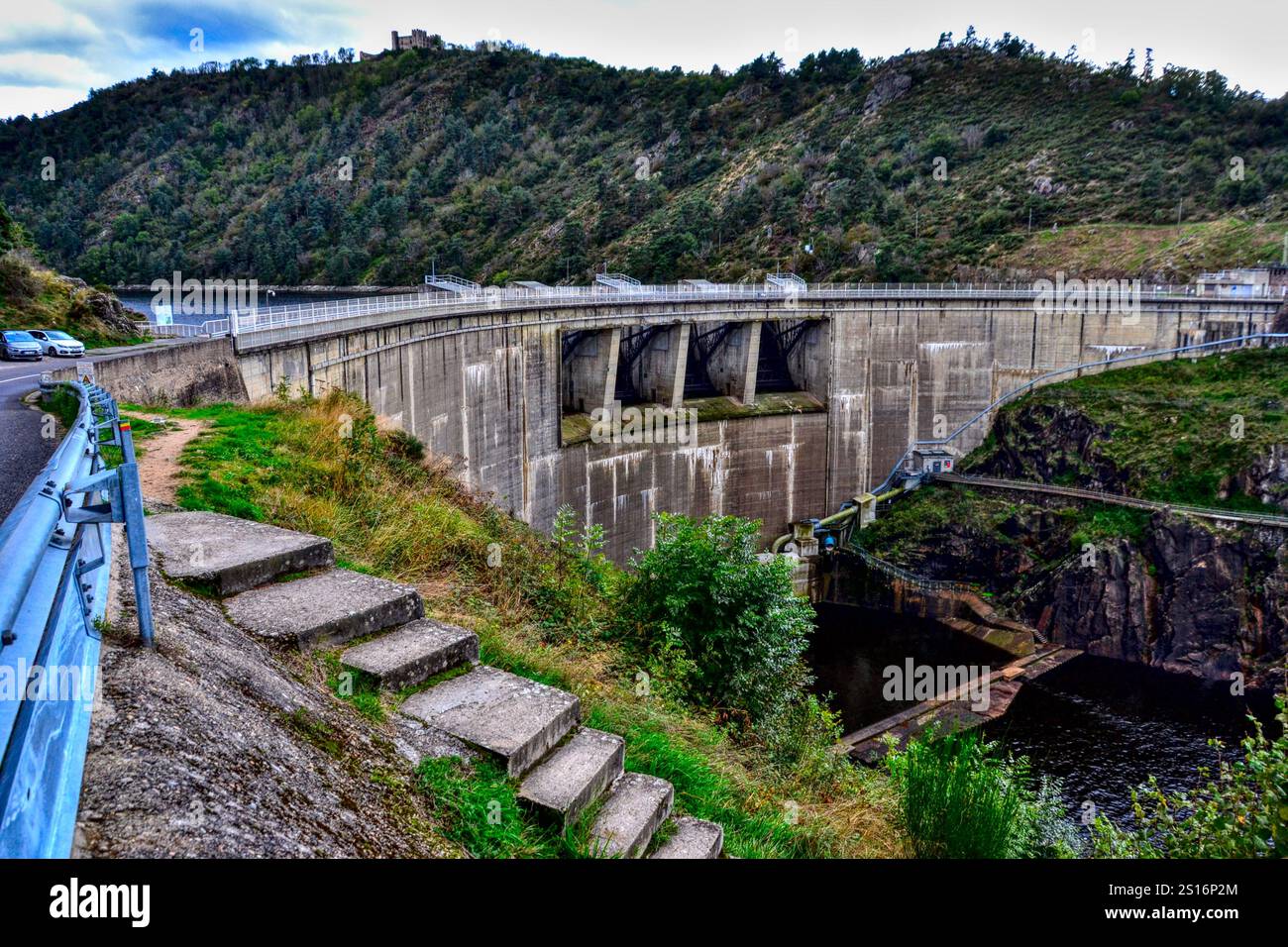 Chambles, Francia - 5 ottobre 2024 : veduta della diga idraulica EDF di Grangent. Questo posto è una centrale idroelettrica. Foto Stock