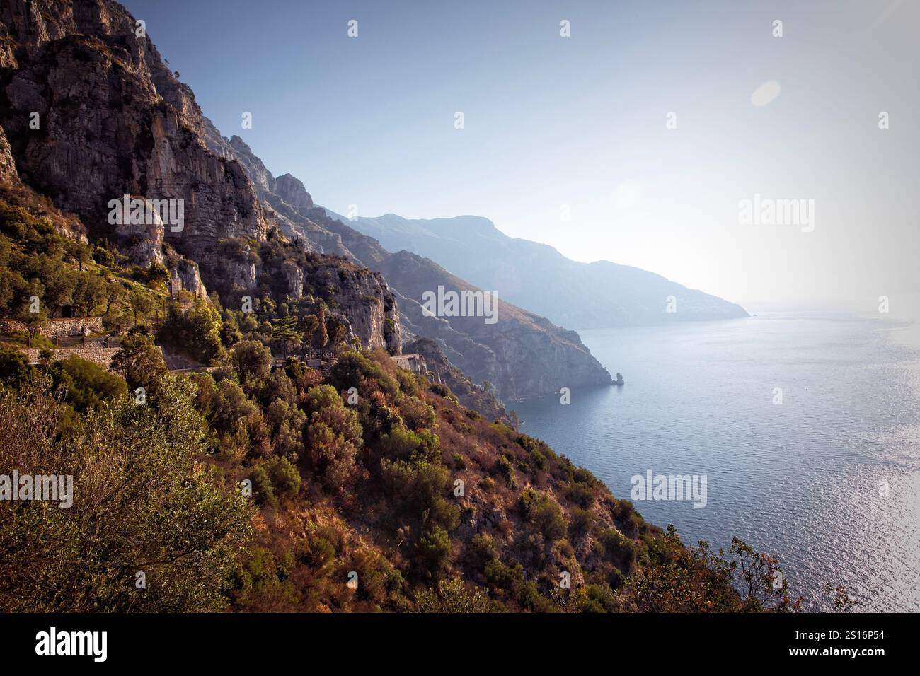 Le aspre montagne della Costiera Amalfitana in Italia si tuffano nelle acque azzurre del Mediterraneo. Foto Stock
