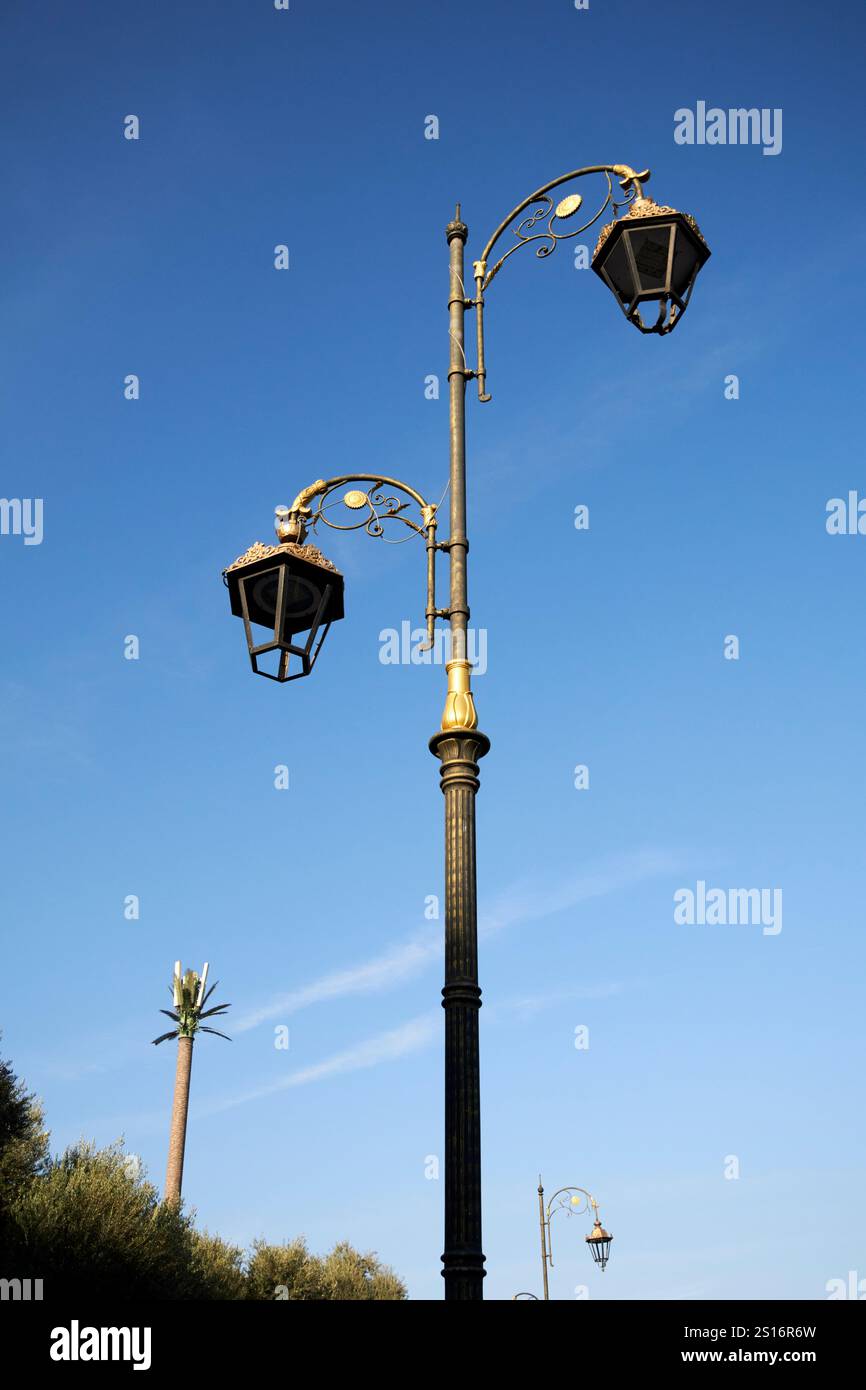 illuminazione stradale in stile antico e ornato, arricchita per portare il centro di marrakech, marocco Foto Stock