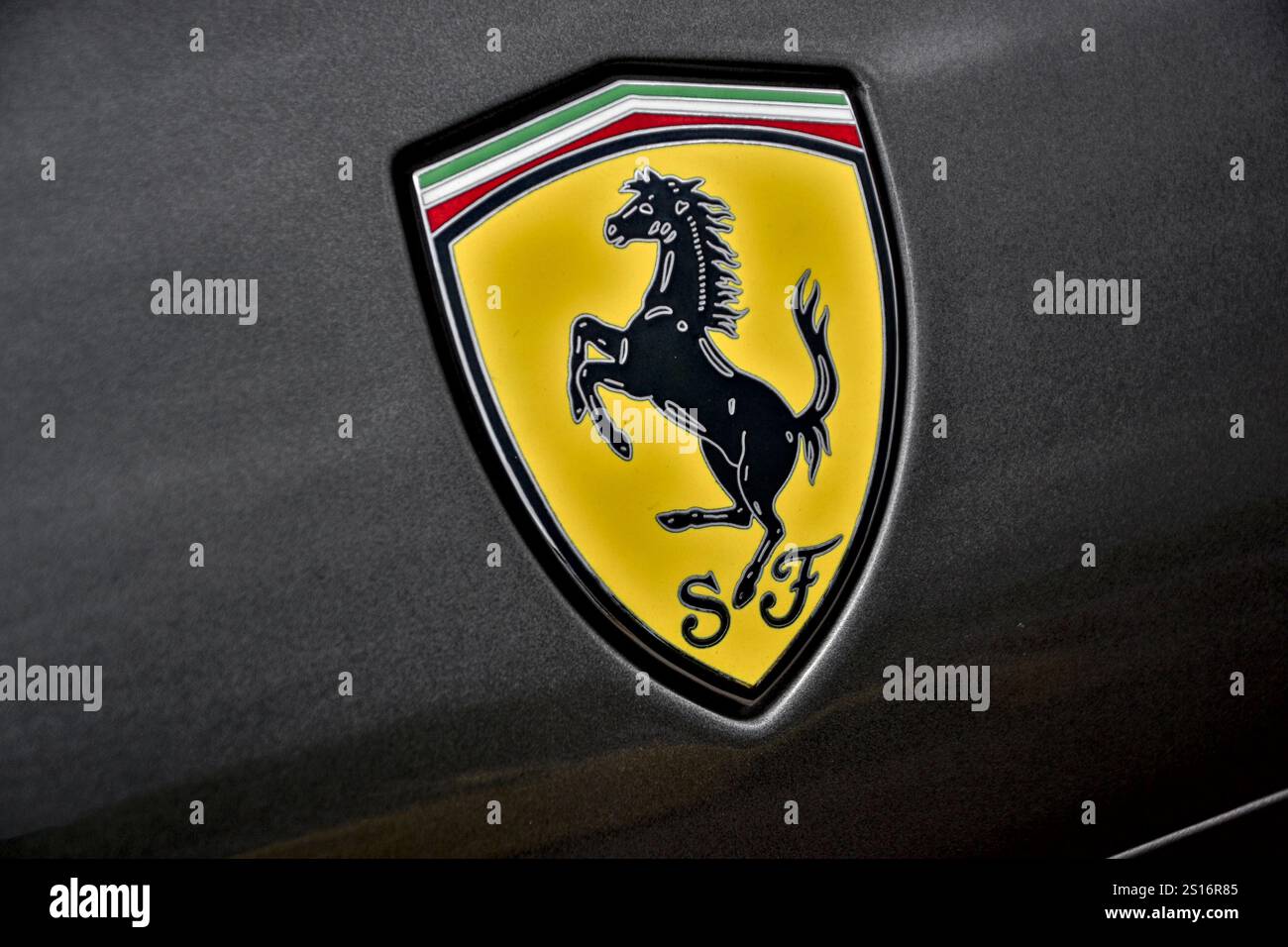 Roche-la-Molière, Francia - 2 luglio 2023 : Salone dell'automobile. Concentrati su una ferrari california d'argento. Foto Stock