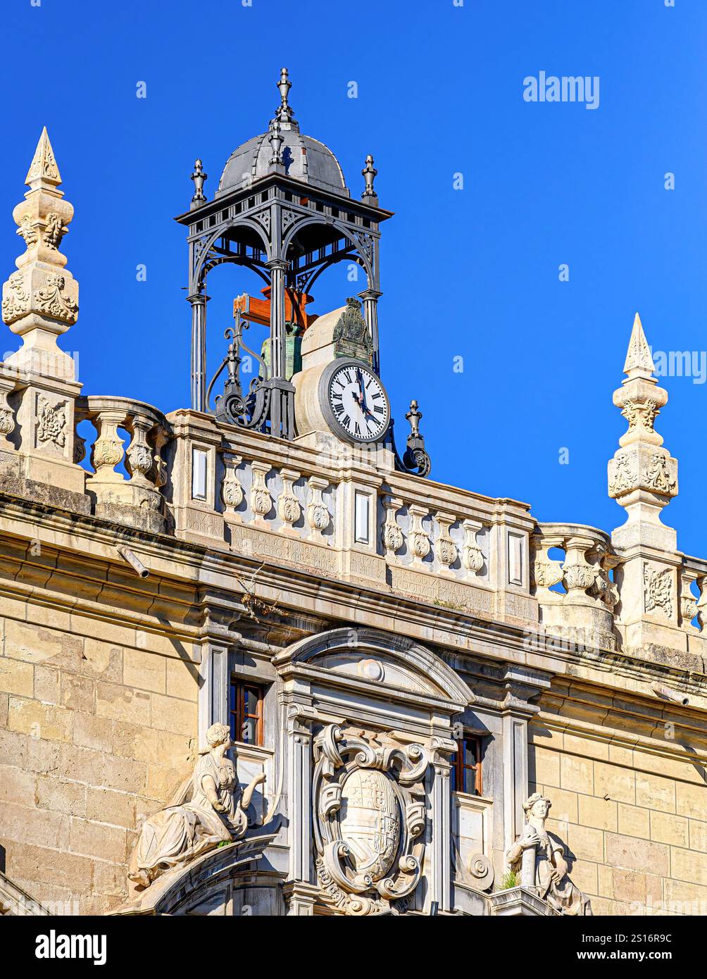 Vista laterale della decorazione in pietra e dell'orologio sulla facciata dell'edificio della Cancelleria reale. Foto Stock