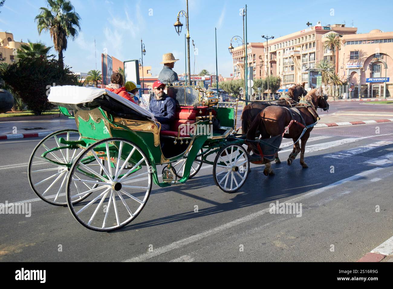i turisti fanno un giro in carrozza a cavallo e si avvicinano a gueliz marrakesh, marocco Foto Stock