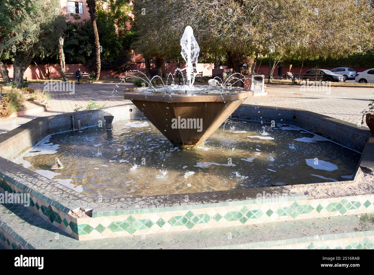 piccola fontana d'acqua nel giardino al makhzen jarda al-makhzen marrakech, marocco Foto Stock