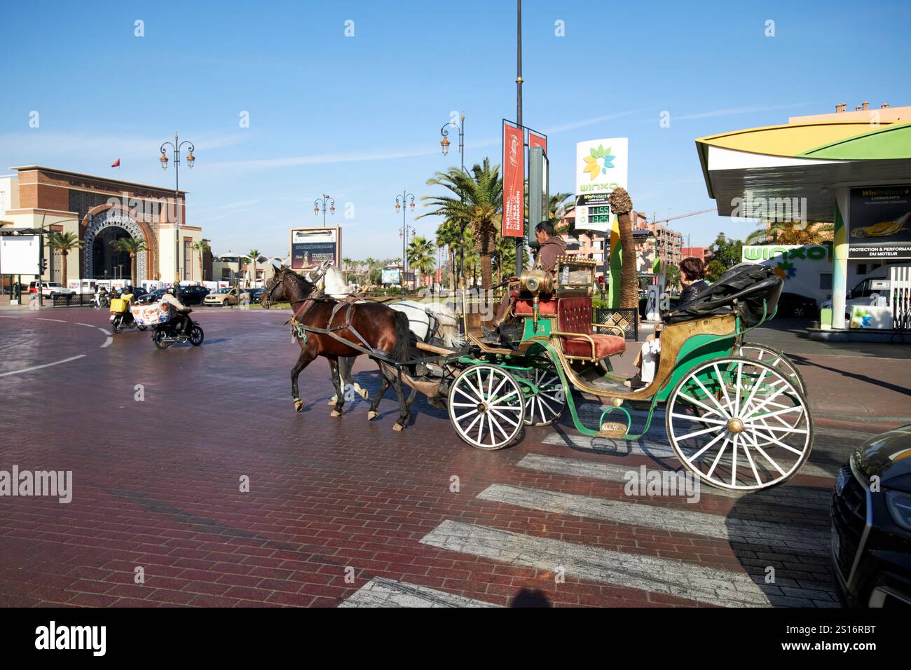 i turisti fanno un giro in carrozza a cavallo e si avvicinano a gueliz marrakesh, marocco Foto Stock