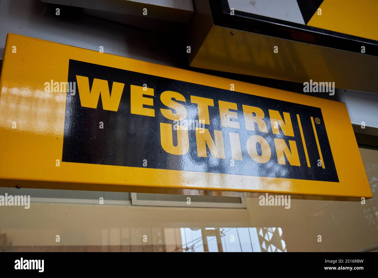 western union firma fuori da una filiale di una banca in marocco a gueliz marrakech, marocco Foto Stock
