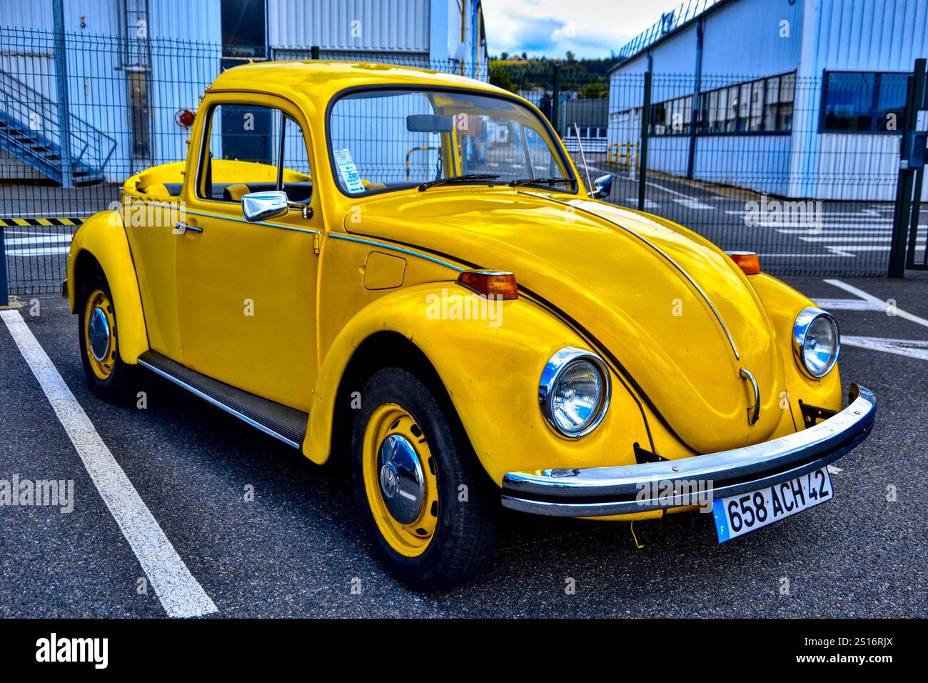 Roche-la-Molière, Francia - 2 luglio 2023 : Salone dell'automobile. Concentratevi su una Volkswagen Beetle 2 porte convertibili gialle. Foto Stock