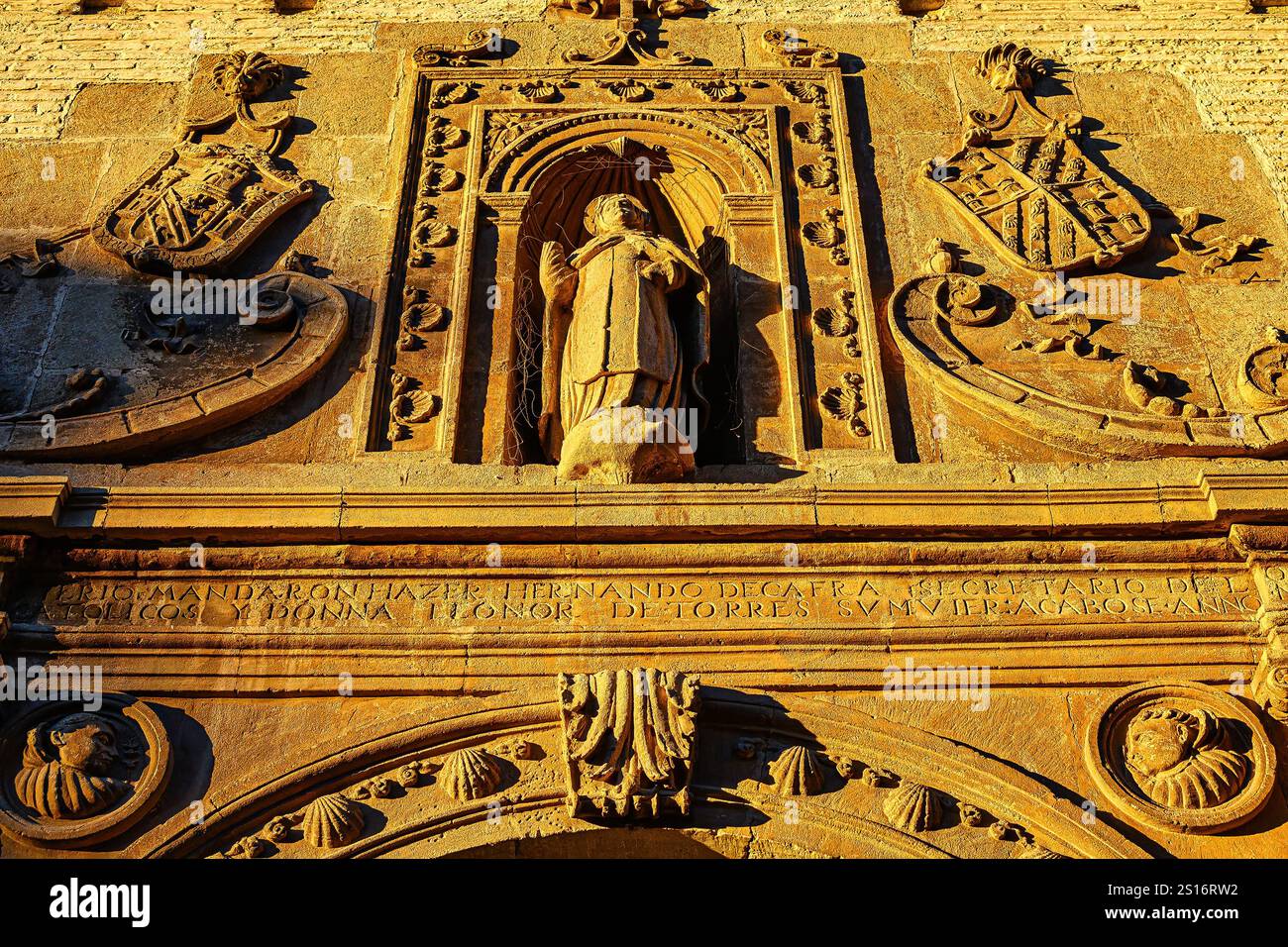 Statua in pietra e intricate sculture in rilievo che adornano la facciata in pietra della chiesa parrocchiale di San Pietro e San Paolo. Foto Stock