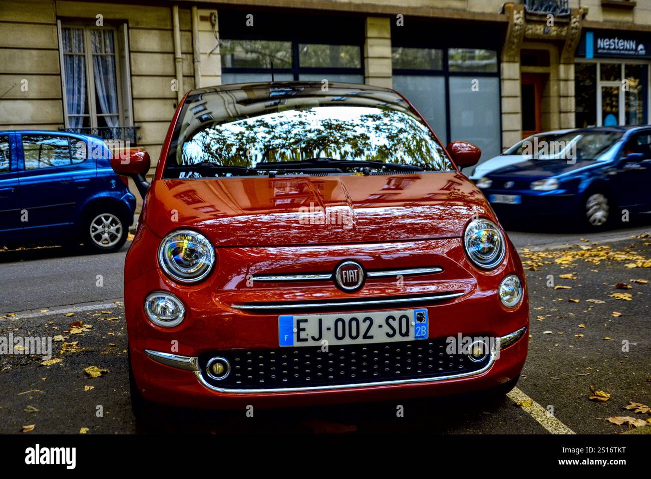 Saint-Etienne, Francia - 1 settembre 2024: fiat 500 rossa parcheggiata in strada. Alcuni modelli sono auto elettriche o ibride. Foto Stock