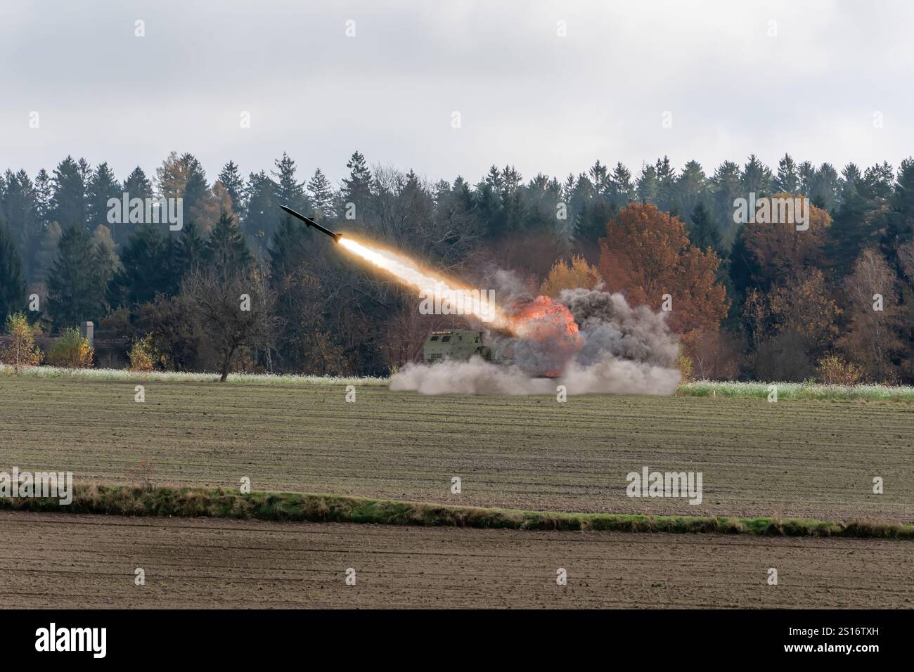 Lancio di un missile da un lanciarazzi Heimars. Foto Stock