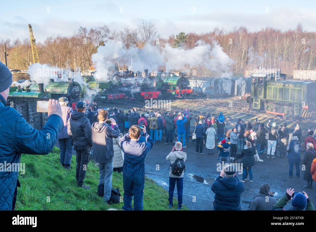 Marley Hill Regno Unito 1 gennaio 2025 folle si riuniscono per assistere all'evento Tanfield Railway 200 Whistle-up tenutosi alle 12 presso il capannone Marley Hill loco per celebrare i 200 anni di ferrovie moderne. Foto Stock